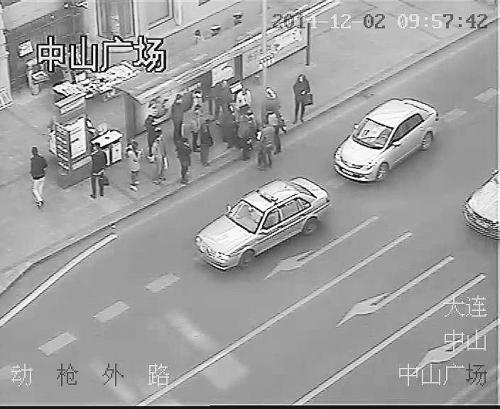 大连：小伙站台晕倒 交警脱衣帽为他取暖（图）
