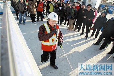 大连：30名市民代表感受南部滨海大道（图）