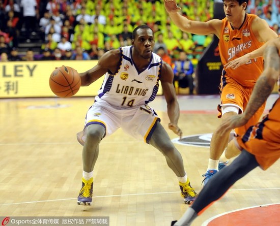 辽宁双外援非常职业不挑剔 看NBA学习提高