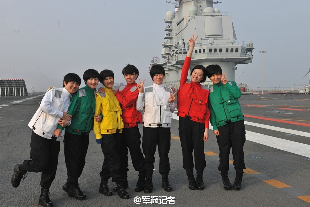 中国航母辽宁舰的第一代女舰员