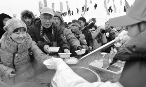 康平卧龙湖冬捕节首日迎客超六万人
