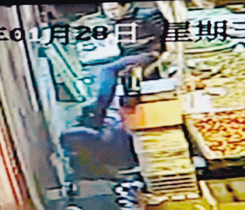 大学生勤工俭学卖榛子 与男顾客口角惹来横祸