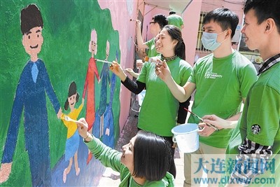 大连：给弃管楼院添彩
