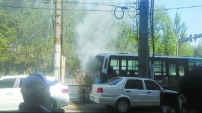 沈阳：256公交起火 二十余乘客前门逃生