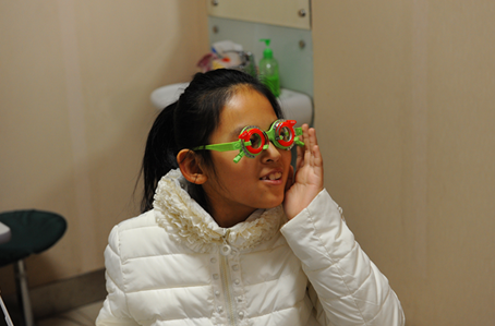 “我想看清黑板”--沈阳一美丽初二女生的梦