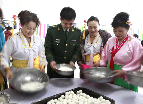 军民情深共迎元宵佳节[组图]