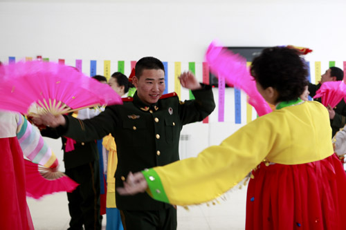 军民情深共迎元宵佳节[组图]