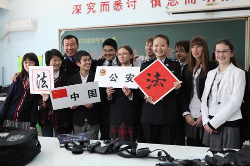 沈阳警官给外籍学生上安全教育课