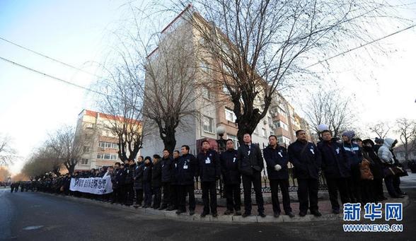 追悼会当日 群众为罗阳送行