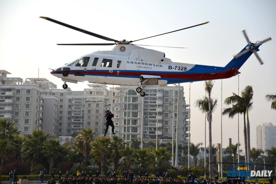 厦门马拉松赛安保升级 特警空巡首次亮相参与演练
