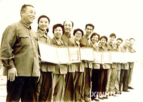 张秉贵：“一团火”精神光耀神州