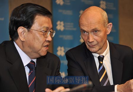 入世十年的十变、十案、十问