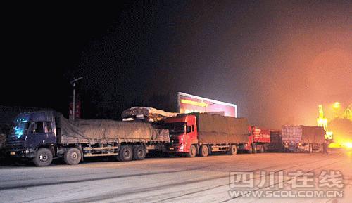 成绵高速油罐车爆炸至少1人死亡(组图)