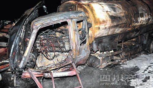 成绵高速油罐车爆炸至少1人死亡(组图)