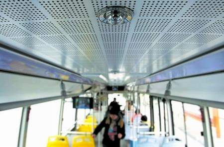 全国首辆防火公交车成都投运 60秒内灭火