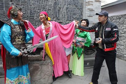 成都草根剧组开拍山寨《三枪》玩寂寞