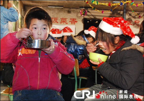 志愿者在山里学校的晚餐(组图)