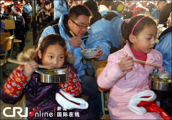 志愿者在山里学校的晚餐（组图）