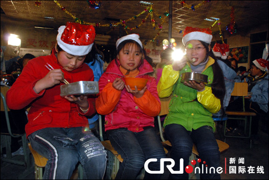 志愿者在山里学校的晚餐（组图）