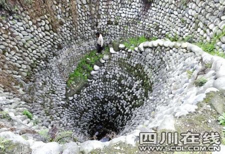四川彭州18米深井因干旱见底(组图)