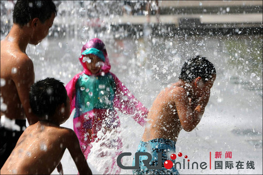 我国遭高温天气侵袭 各地民众纳凉避暑(组图)