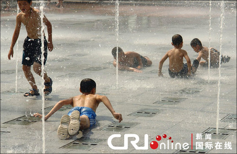 我国遭高温天气侵袭 各地民众纳凉避暑(组图)
