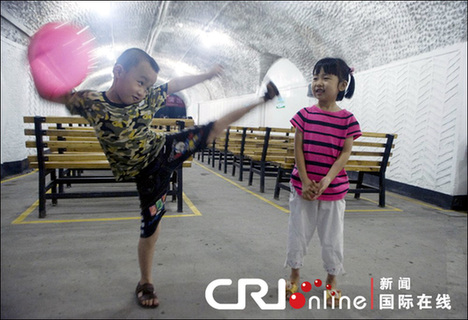 我国遭高温天气侵袭 各地民众纳凉避暑(组图)