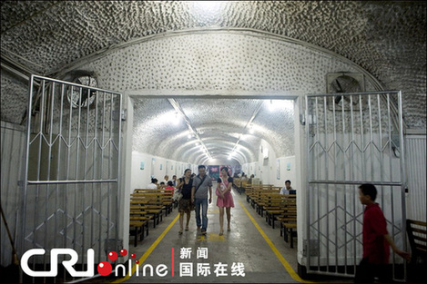 我国遭高温天气侵袭 各地民众纳凉避暑(组图)