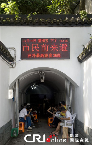我国遭高温天气侵袭 各地民众纳凉避暑(组图)