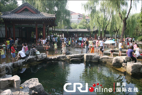 我国遭高温天气侵袭 各地民众纳凉避暑(组图)