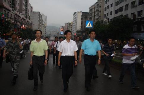钟勉:妥善安置受灾群众 迅速展开灾后自救