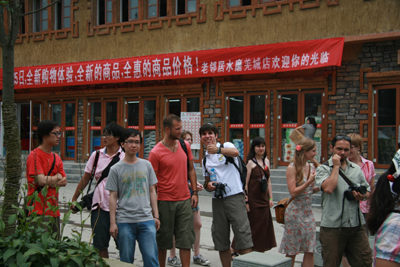 盛夏水磨古镇游客满园（图）