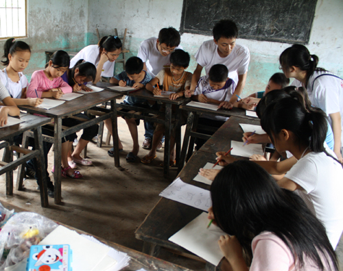 “快乐学校”支教团:爱心的笃行者