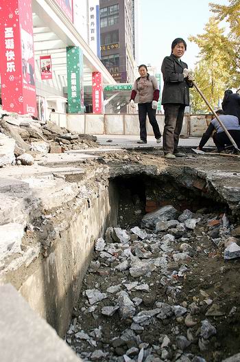 成都春熙路现50米长塌陷区　周围拉起警戒线