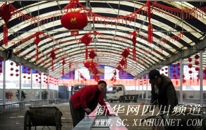 成都火车站搭建临时候车大棚