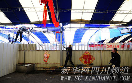 成都火车站搭建临时候车大棚