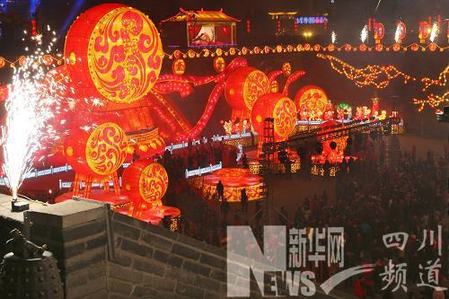 绚丽彩灯处 花样年味浓