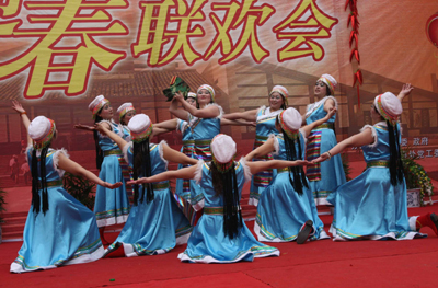 广安灾区干部群众载歌载舞迎新春（组图）