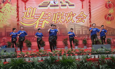广安灾区干部群众载歌载舞迎新春（组图）