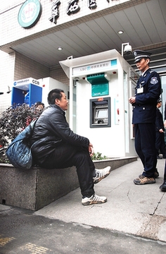 男子日夜守候ATM机 自称被吞银行卡存款百万