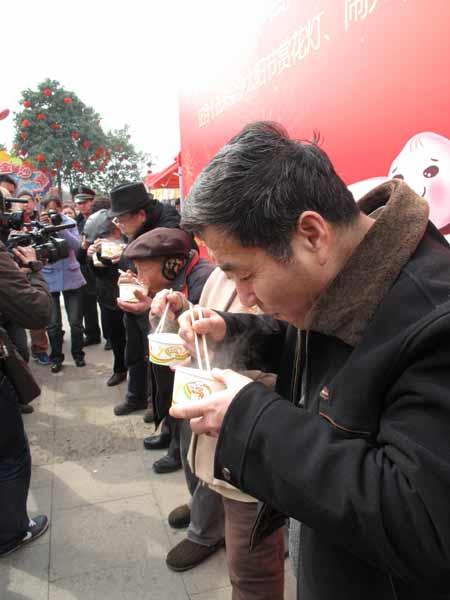 秦淮花灯照亮金沙遗址博物馆 免费汤圆闹元宵