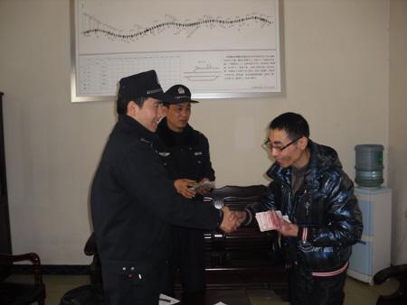 小站铁警为旅客找回救命钱5万余元