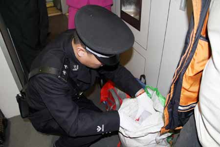 成铁乘警动卧列车上保春运平安