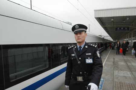 成铁乘警动卧列车上保春运平安