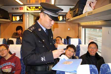成铁乘警动卧列车上保春运平安