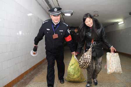 成铁民警春运一线热情为旅客服务