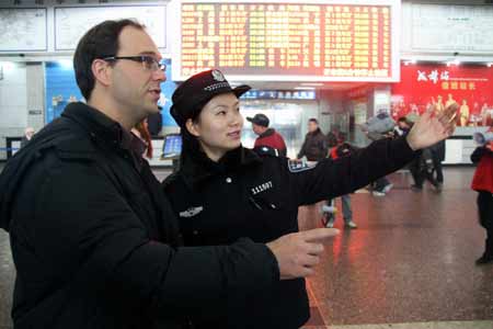 成铁民警春运一线热情为旅客服务