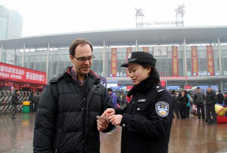 成铁民警春运一线热情为旅客服务