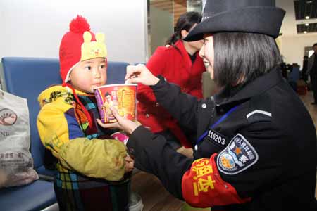 成铁民警春运一线热情为旅客服务