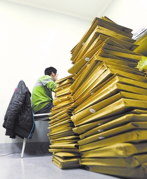 一天接诊15923人次 华西医院“打地铺”看病